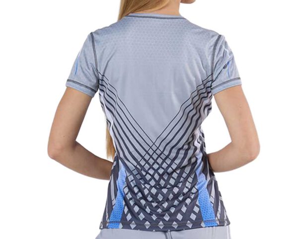 Maglietta tecnica donna vista da dietro, design geometrico sublimato, ideale per sport, eventi e branding aziendale. Offerta speciale firmata AMGS Group.