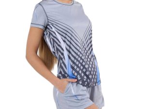 T-shirt sportiva donna personalizzata in poliestere leggero, design sublimato grigio e blu, ideale per sport e promozione del brand. Disponibile con consegna rapida tramite AMGS Group.