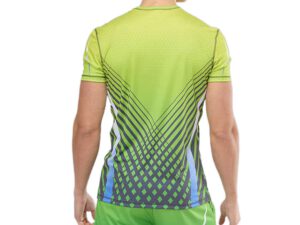 Retro T-shirt sportiva da uomo personalizzata verde, tessuto tecnico traspirante e stampa sublimata, proposta da AMGS Group.