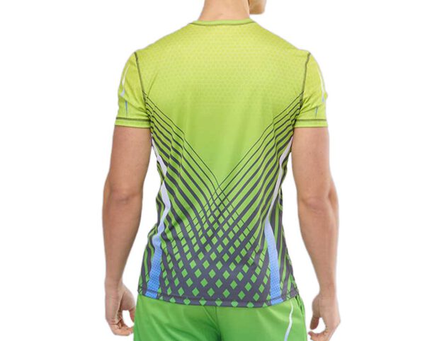 Retro T-shirt sportiva da uomo personalizzata verde, tessuto tecnico traspirante e stampa sublimata, proposta da AMGS Group.