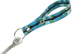 Portachiavi blu in carta impermeabile con disegno di rami e foglie verdi, dotato di anello metallico e chiave. Un accessorio ecologico offerto da AMGS Group.