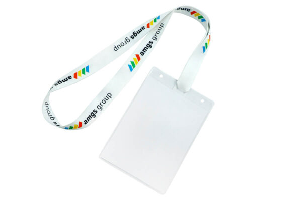 Lanyard senza gancio in r-PET con logo full-color, collegato in modo sicuro a un porta-tessera orizzontale.