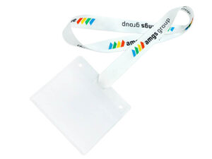Primo piano dell'estremità con fessura di un lanyard bianco in r-PET che mostra il metodo di fissaggio senza gancio.