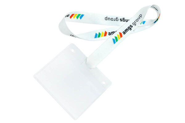 Primo piano dell'estremità con fessura di un lanyard bianco in r-PET che mostra il metodo di fissaggio senza gancio.