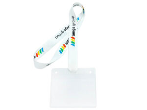 Vista frontale di un lanyard sostenibile in r-PET con sistema di fissaggio diretto per un portabadge.