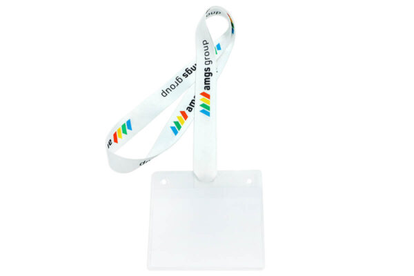 Vista frontale di un lanyard sostenibile in r-PET con sistema di fissaggio diretto per un portabadge.