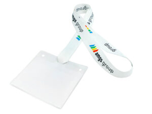 Lanyard in r-PET certificato OEKO-TEX con logo aziendale, collegato a un portabadge vuoto.