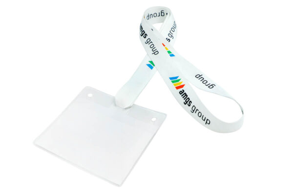 Lanyard in r-PET certificato OEKO-TEX con logo aziendale, collegato a un portabadge vuoto.
