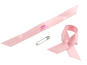 Fiocco in raso rosa Awareness con spilla da balia e logo stampato, produttore AMGS Group.