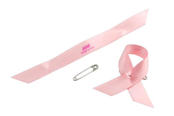 Fiocco in raso rosa Awareness con spilla da balia e logo stampato, produttore AMGS Group.