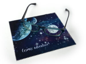 Panno in microfibra personalizzato 15×18 cm con stampa cosmica – sublimazione a colori e qualità durevole di AMGS Group.