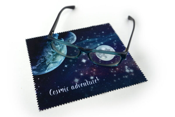 Panno in microfibra personalizzato 15×18 cm con stampa cosmica – sublimazione a colori e qualità durevole di AMGS Group.