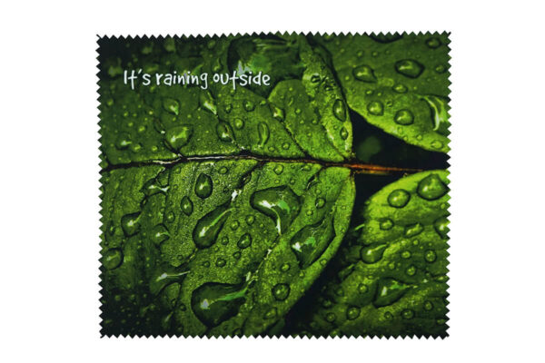 Panno in microfibra con stampa fotografica raffigurante una foglia verde con gocce di pioggia – gadget promozionale unico di AMGS Group.