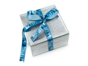 Scatola regalo aziendale color argento, avvolta da un nastro in raso blu sublimato (Design 1). Produttore AMGS Group.