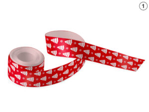 Nastri Natalizi in Raso. Nastro natalizio rosso con un motivo bianco ripetuto di alberi e fiocchi di neve (Design 6). Utilizzo per imballaggi aziendali e promozionali. Produttore AMGS Group.