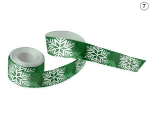 Nastro decorativo verde con grandi fiocchi di neve bianchi (Design 7). La scelta ideale per il branding natalizio dei regali aziendali. Produttore AMGS Group.
