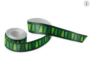 Nastro in raso verde esclusivo con motivo di alberi di Natale geometrici (Design 2). Accessorio elegante per l'imballaggio aziendale. Produttore AMGS Group.