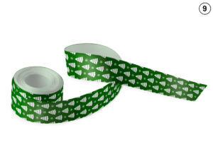 Nastro in raso verde bosco con un fitto motivo bianco di alberi e fiocchi di neve (Design 9). Perfetto per il branding B2B durante il periodo natalizio. Produttore AMGS Group.