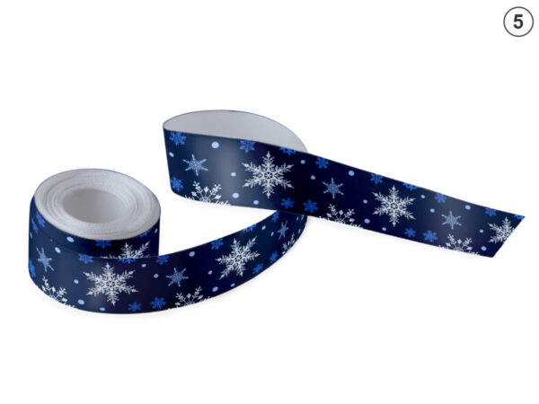 Nastro in raso blu marino con fiocchi di neve bianchi grandi e piccoli (Design 5). Un motivo invernale classico ed elegante per i regali aziendali. Produttore AMGS Group.